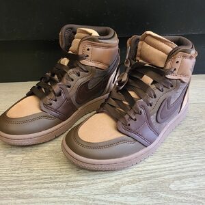 Nike Women's Athletic Shoes in Brown and Tan